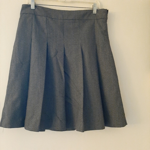 IN MODA PLEATED SKIRT - Picture 2 of 9